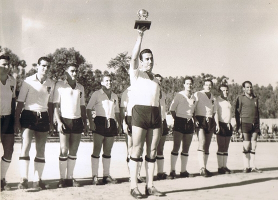 Edmur exibe A Bola de Prata, prémio atribuído ao melhor marcador do campeonato. Brasileiro apontou 25 golos em 1959/60